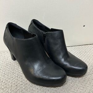 2/$30⚡️- SHOES | Womens Clarks boots size 9.5